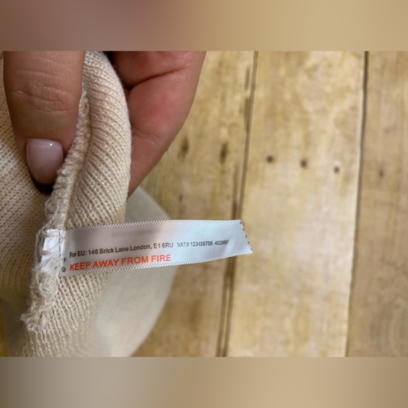 NWOT Urban Outfitters Iconic Butterfly Beanie - Picture 7 of 7